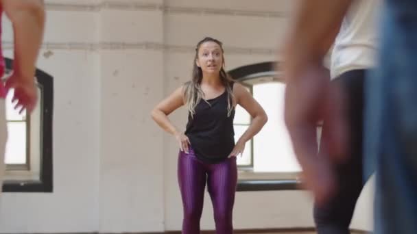 Largo tiro de profesora de danza femenina aprendiendo movimientos con grupo — Vídeos de Stock