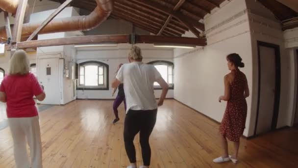 老年人跳舞课的稳定镜头 — 图库视频影像
