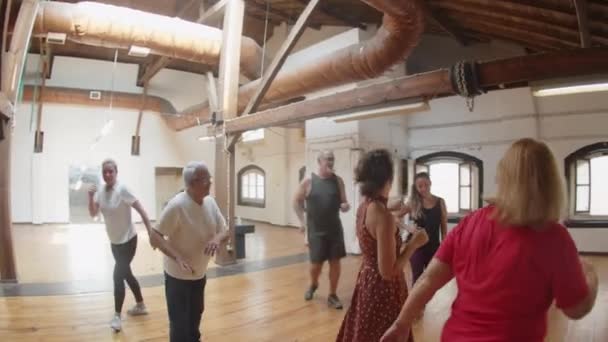 Dlouhá šance šťastných mužů a žen, kteří mají párty v tanečním sále — Stock video