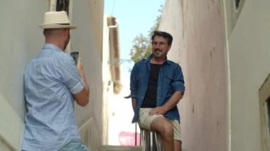Homoseksüel bir adam telefonda sevgilisinin fotoğrafını çekiyor.