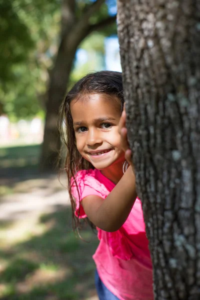 Portret uroczej dziewczynki w parku — Zdjęcie stockowe