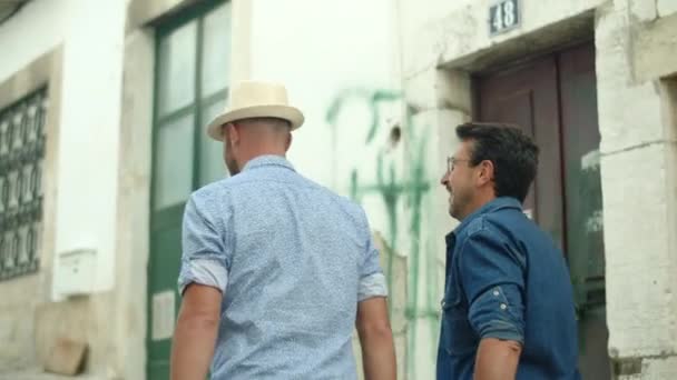 Movimiento lento de hombres homosexuales caminando por la ciudad y charlando — Vídeos de Stock