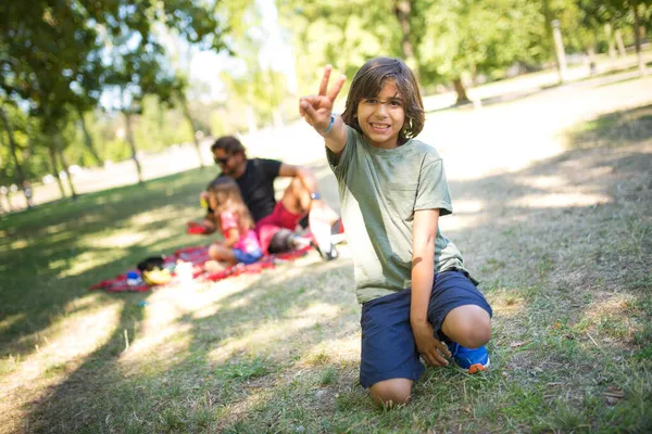 Ritratto di bambino sorridente su picnic nel parco — Foto Stock