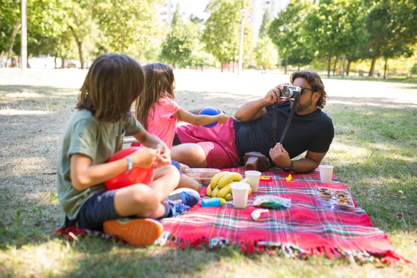Padre cariñoso con discapacidad en el picnic con niños — Foto de Stock
