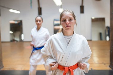 Karate eğitiminde kararlı genç kadınlar
