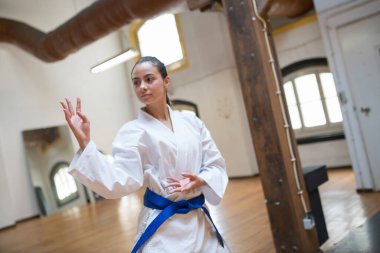 Savaşçı konumunda genç bir kadın