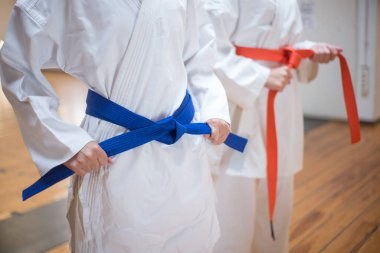 Beyaz karate kimonolarına yakın çekim
