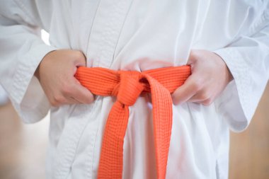 Beyaz karate kimonosunun yakın çekimi.