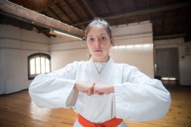 Çekişmeli pozisyonda güzel bir genç kadın.