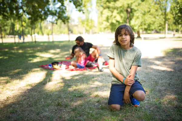 Portret szczęśliwego chłopca na pikniku w parku — Zdjęcie stockowe