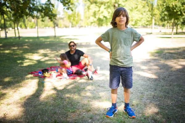 Portret uroczego chłopca na pikniku w parku — Zdjęcie stockowe