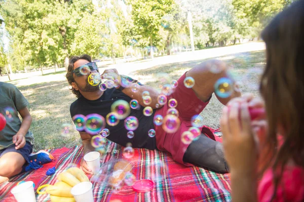 Père agréable avec handicap sur pique-nique avec enfants — Photo