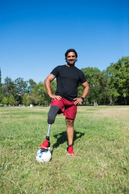 Mekanik bacağı olan adam futbol oynuyor.