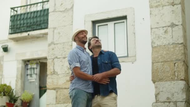 Dışarıda kucaklaşan mutlu homoseksüel erkek çiftin ön görüntüsü. — Stok video