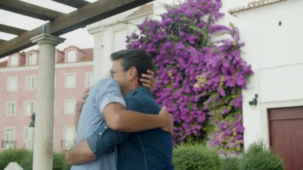 Powolny ruch szczęśliwy gej para przytulanie po długo separacja — Wideo stockowe