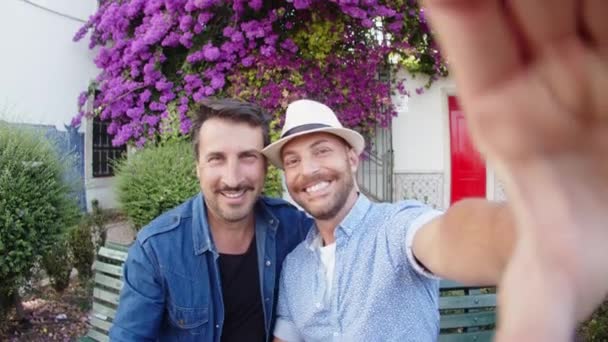 Στιγμιότυπο ομοφυλόφιλων ανδρών να κάνουν selfie στο καλοκαιρινό πάρκο — Αρχείο Βίντεο