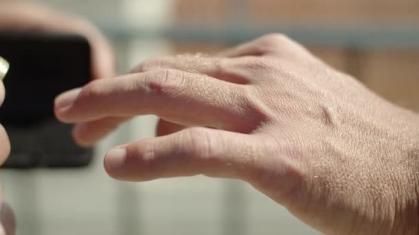 Nahaufnahme Schuss von Homosexuell setzen Ehering auf Liebhaber Finger — Stockvideo