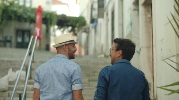 男同性恋夫妇在城市里走来走去聊天的倒影 — 图库视频影像