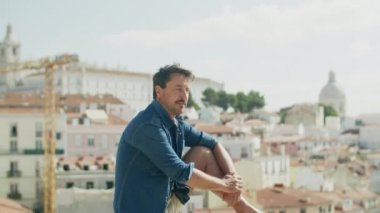 İspanya 'daki köyün arka planında duran adamın ön görüntüsü
