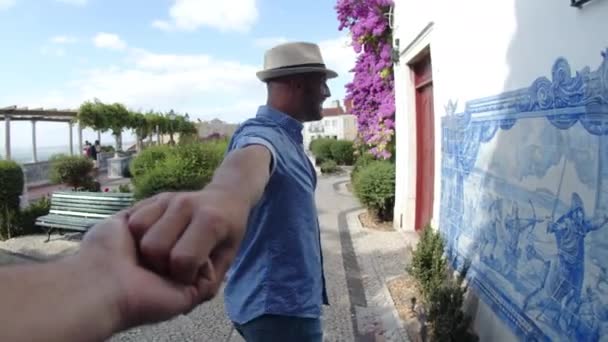 Volg me shot van gelukkige homoseksuele man in de openbare tuin — Stockvideo