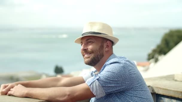 Langzame beweging van gelukkige man zittend op observatietoren — Stockvideo