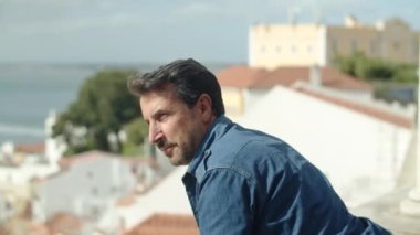 Gay, şehre bakış açısıyla bakan erkek arkadaşına sarılıyor.