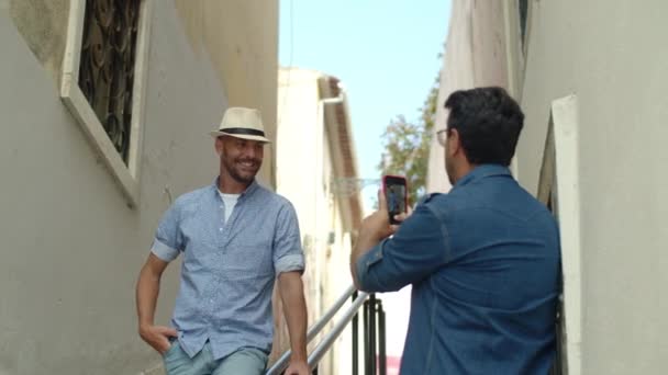 Médio tiro de bonito gay tomando foto de namorado ao ar livre — Vídeo de Stock