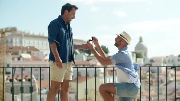 Long shot de heureux gay agenouillé et proposant à copain — Video