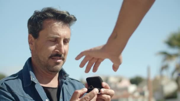 Närbild bild bild av killen att sätta förlovningsring på älskare finger — Stockvideo