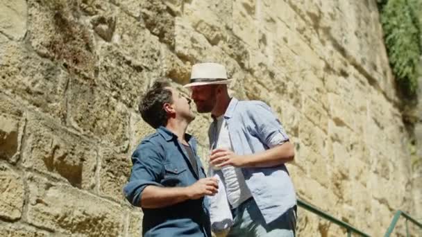 Estático tiro de alegre gay casal beijos no escadas — Vídeo de Stock