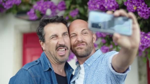 Mutlu homoseksüel erkekler özçekim yapıyor ve kameraya surat asıyor. — Stok video