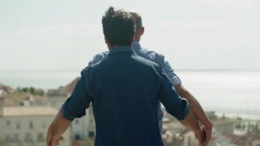 Eşcinsellerin el ele tutuşup onları iki tarafa ayırması.