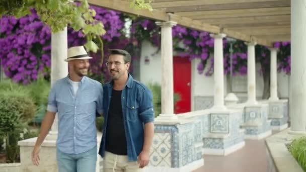 Gay coppia a piedi in pubblico giardino con fioritura alberi — Video Stock
