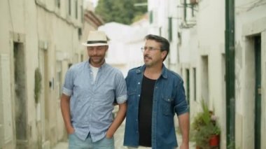 Randevularda dar sokaklarda yürüyen eşcinsel çiftin ön görüntüsü