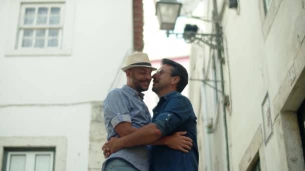 Handheld strzał z szczęśliwy gej para całowanie i przytulanie — Wideo stockowe