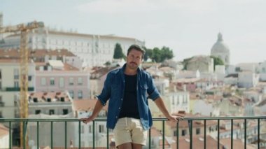 Neşeli bir gayin sevgilisinin yanına gidip onu öpmesi.