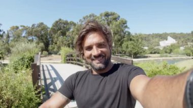 Çalışmaya ara verirken selfie çeken gülümseyen adamın görüntüsü.