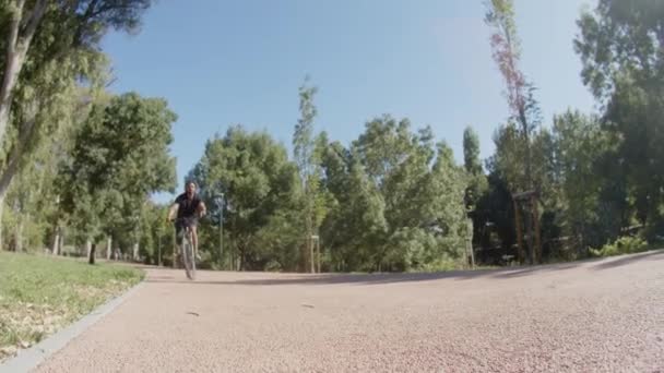 Largo tiro de hombre con discapacidad haciendo truco en bicicleta al aire libre — Vídeos de Stock