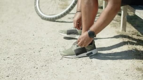 Primer plano de hombre con biónica pierna atando cordones en zapatillas — Vídeos de Stock