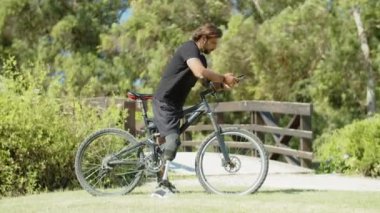 Telefonla mesaj yazan engelli motorcunun yanı