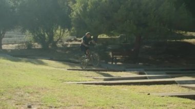 Engelli bir motorcunun uzun mesafe sürüşü ve zıplaması