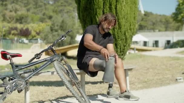 Hosszú lövés sportember rögzítése protézis láb kerékpározás előtt — Stock videók
