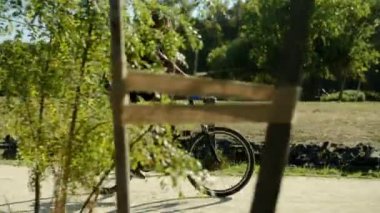 Yeşil yolda yapay bacaklı bir adamın arkadan görünüşü