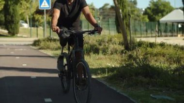 Park 'ta yapay bacaklı bisikletli bir adama odaklanma ihtimali çok düşük.