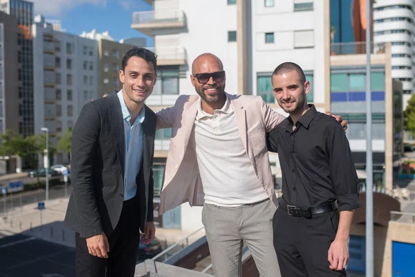 Teras çatısında memnun iş adamları