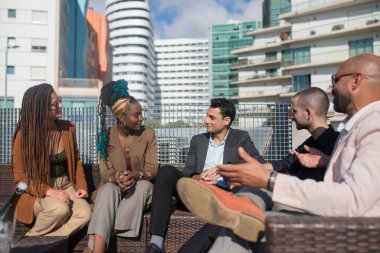 Teras çatı partisindeki neşeli iş adamları