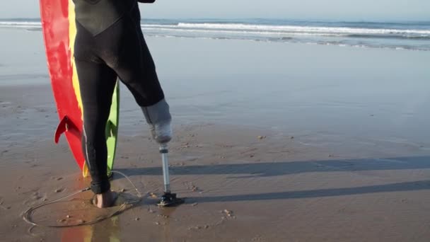 潜水服でサーファーのバイオニック脚の中ショット — ストック動画