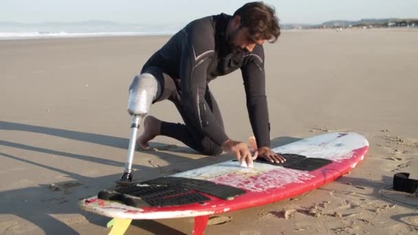 Lunga possibilità di surfista con disabilità ceretta surf sulla spiaggia — Video Stock