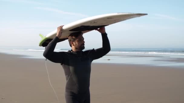 Uomini gravi con disabilità che camminano lungo la riva con tavola da surf — Video Stock