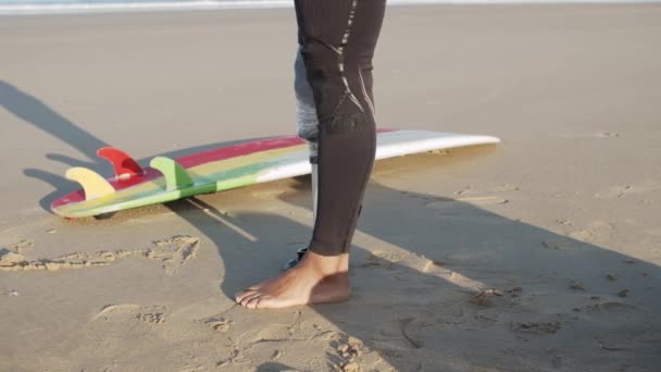 Colpo medio di surfista con gamba artificiale che cammina sul posto — Video Stock